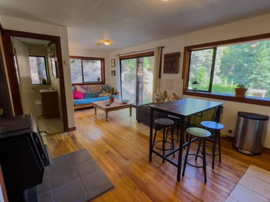 Little House In The Redwoods With A Hot Tub! Lejlighed Garberville Eksteriør billede