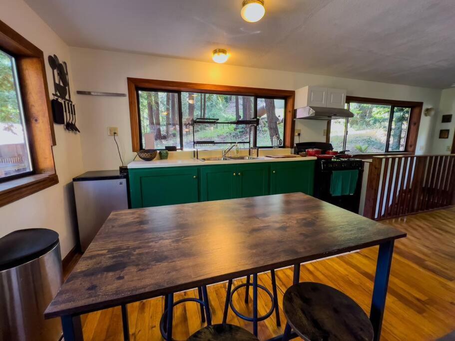 Little House In The Redwoods With A Hot Tub! Lejlighed Garberville Eksteriør billede